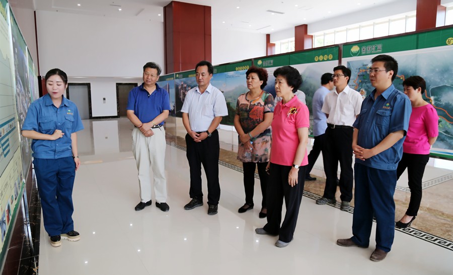 1-2015年8月，全國政協(xié)副主席、中國科學(xué)院院士王志珍一行蒞臨金徽股份調(diào)研。.jpg