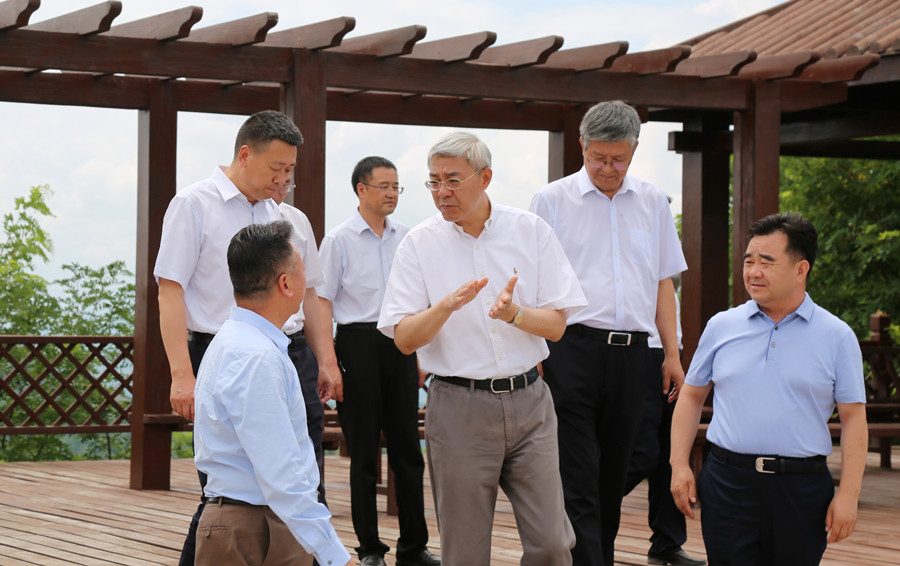 7-2021年7月，中共中央委員、時任甘肅省委書記尹弘蒞臨金徽股份調(diào)研指導(dǎo)防災(zāi)減災(zāi)和綠色礦山建設(shè)情況。.jpg