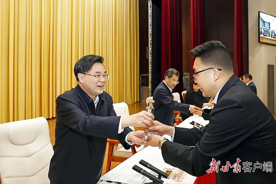 2-2023年5月，省委書記、省人大常委會主任胡昌升為金徽礦業(yè)旅游景區(qū)授“全省文化旅游發(fā)展突出貢獻(xiàn)集體獎”。.jpg