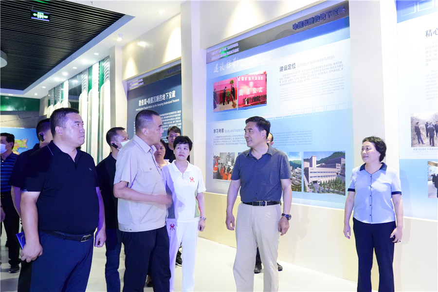 12-2022年8月，省委常委、省委統(tǒng)戰(zhàn)部長孫雪濤帶領(lǐng)帶領(lǐng)全省黨外代表人士考察團(tuán)蒞臨金徽股份調(diào)研指導(dǎo)。.jpg
