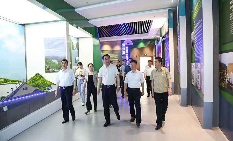 14-2021年6月，時任省委常委、省委統(tǒng)戰(zhàn)部部長馬廷禮蒞臨金徽股份調(diào)研。.jpg