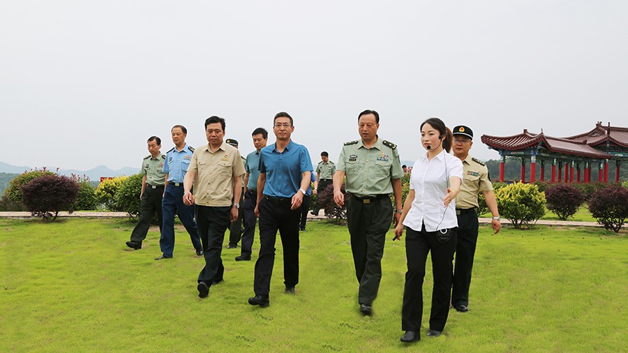 17-2020年7月，省委常委、省軍區(qū)司令員王文清蒞臨金徽股份調(diào)研企業(yè)編兵和綠色礦山建設(shè)工作是表示：金徽股份將民兵作為企業(yè)應(yīng)急救援力量的一員，充分發(fā)揮了民兵作用，立起了在企業(yè)編兵的標(biāo)桿。.jpg