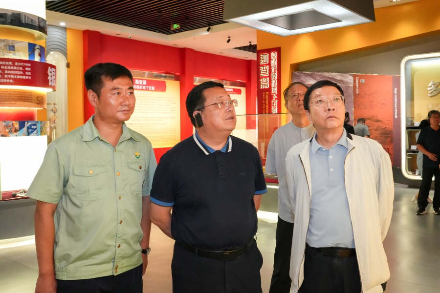 2024.06.23全國政協(xié)委員、 陜西省政協(xié)副主席、民建陜西省委會主委李忠民蒞臨金徽股份調(diào)研.jpg