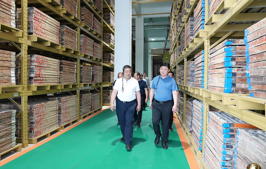 51-2022年6月，省農(nóng)業(yè)農(nóng)村廳一級巡視員朱寶瑩蒞臨金徽股份調(diào)研綠色礦山建設(shè)工作。.jpg
