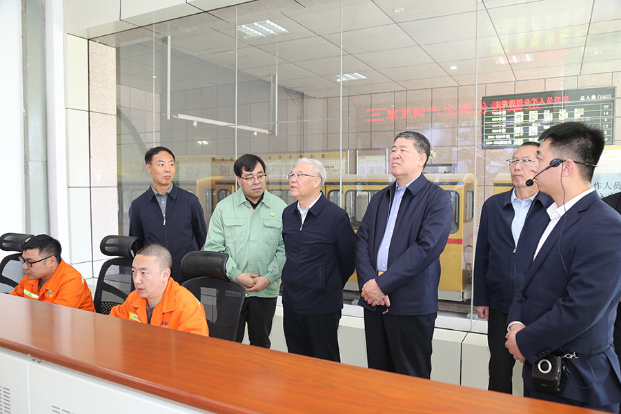 全國政協(xié)常委，省政協(xié)副主席，民進(jìn)中央常委、甘肅省主委尚勛武調(diào)研金徽股份時強(qiáng)調(diào)，要加強(qiáng)科技創(chuàng)新與人才培養(yǎng)。-900.jpg