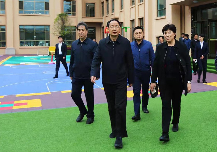 5.2018年4月，時任省政協(xié)主席、黨組書記歐陽堅(jiān)蒞臨金徽企業(yè)視察-900.jpg